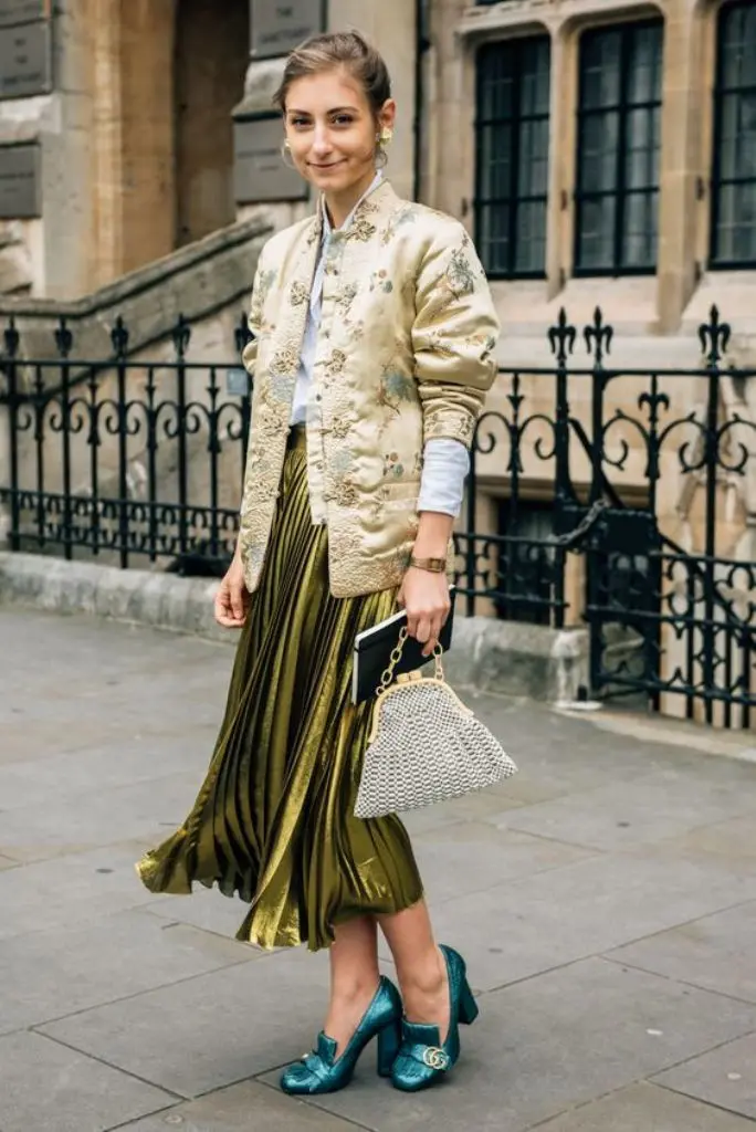 Tampil chic dengan pleated skirts. (Image: tommyton.com pinterest)