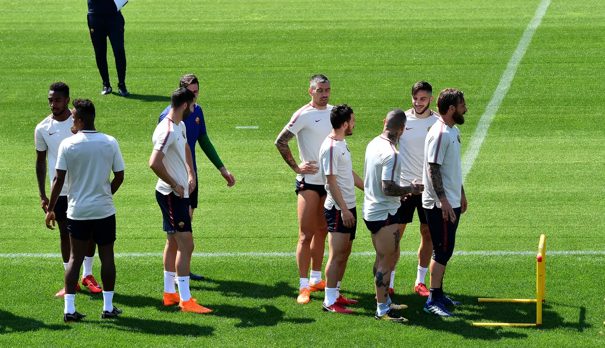 Suasana saat para pemain AS Roma berlatih di Trigoria, Roma, Italia, Senin (23/4). AS Roma akan dijamu oleh Liverpool pada leg pertama semifinal Liga Champions 25 April 2018. (Alberto PIZZOLI/AFP)