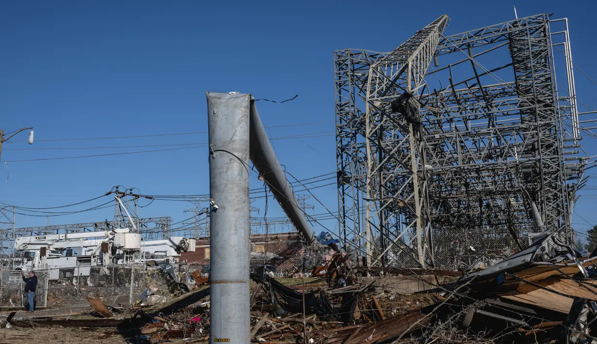 Sebuah gardu listrik yang rusak terlihat setelah tornado pada 10 Desember 2023 di Madison, Tennessee. Beberapa tornado jalur panjang dilaporkan terjadi di barat laut Tennessee pada tanggal 9 Desember yang menyebabkan banyak korban jiwa dan luka-luka serta kerusakan yang meluas. (Jon Cherry/Getty Images/AFP)