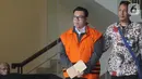 Direktur Utama Perum Perikanan Indonesia, Risyanto Suanda (kiri) usai menjalani pemeriksaan lanjutan oleh penyidik di Gedung KPK, Jakarta, Jumat (1/11/2019). Risyanto diperiksa sebagai tersangka terkait suap izin kuota impor ikan frozen pacific mackerel atau ikan salem. (merdeka.com/Dwi Narwoko)