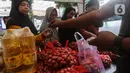 Sejumlah warga memilih bawang saat Gerakan Pasar Murah (GPM) Bawang Merah di halaman Kantor Kelurahan Tegal Parang,  Jakarta, Senin (6/5/2024). (Liputan6.com/Angga Yuniar)