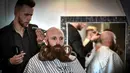 Anggota juri Garey Faulkner memotong rambutnya sebelum dimulainya Kejuaraan Jenggot Prancis 2018 di Paris, 9 Juni 2018. Para peserta saling berlomba-lomba dalam kompetisi kumis dan jenggot unik tersebut. (AFP PHOTO/STEPHANE DE SAKUTIN)