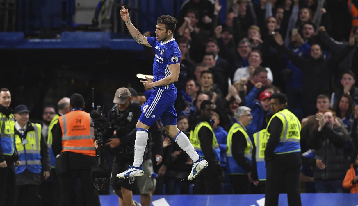 Gelandang Chelsea, Cecs Fabregas, merayakan gol yang dicetaknya ke gawang Watford pada laga Premier League di Stadion Stamford Bridge, London, Senin (15/5/2017). Chelsea menang 4-3 atas Watford. (AFP/Ben Stansall)