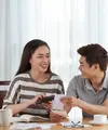 Mencapai target finansial bersama pasangan bisa dimulai dari obrolan sederhana. (Foto/Dok: Magnific)