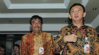Gubernur DKI, Basuki Tjahaja Purnama (kanan) bersama dengan Wagub DKI Djarot Saiful Hidayat tiba di Gedung Kemendagri, Jakarta, Kamis (5/3/2015). Mediasi tersebut untuk mengetahui dana siluman yang terdapat pada RAPBD 2015.  (Liputan6.com/Herman Zakharia)