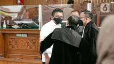 Terdakwa kasus pembunuhan berencana terhadap Yosua Hutabarat atau Brigadir J, Ferdy Sambo berbincang dengan kuasa hukum usai menjalani sidang putusan di PN Jakarta Selatan, Senin (13/2/2023).  Mantan Kadiv Propam Polri Ferdy Sambo divonis bersalah melakukan pembunuhan berencana terhadap ajudannya, Brigadir N Yosua Hutabarat. Sambo divonis mati. (Liputan6.com/Faizal Fanani)