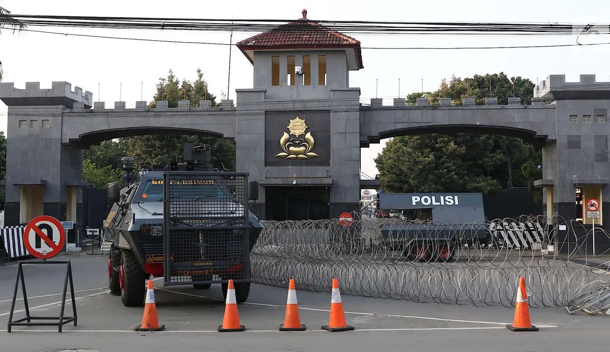 Kendaraan lapis baja terparkir di depan pintu gerbang Mako Brimob Kelapa Dua, Depok, Jawa Barat, Rabu (9/5). Kerusuhan napi teroris yang terjadi di Mako Brimob menyebabkan penjagaan di kawasan tersebut terus diperketat. (Liputan6.com/Immanuel Antonius)