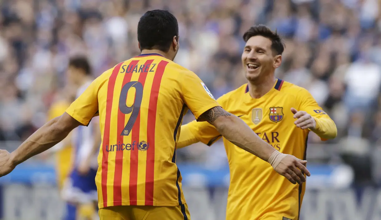 Luis Suarez merayakan golnya bersama Lionel Messi saat melawan Deportivo La Coruna pada lanjutan  La Liga di Stadion Riazor, La Coruna, Kamis (21/4/2016) dini hari WIB. Barcelona menang telak 8-0. (Reuters/Miguel Vidal)