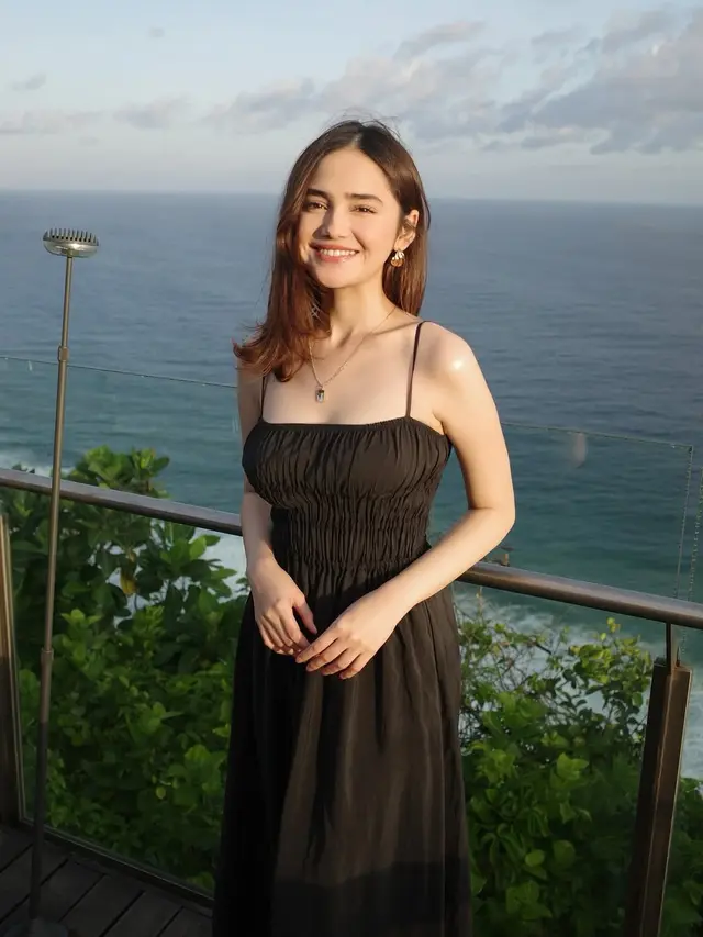 Syifa Hadju tampil dengan aksesori emas saat liburan ke Bali. [@syifahadju]