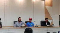 Asisten pelatih Arema FC, Andre Caldas dan Johan Ahmad Afarizi dalam sesi jumpa pers Piala Presiden 2025. (Muhammad Faqih/Bola.com)