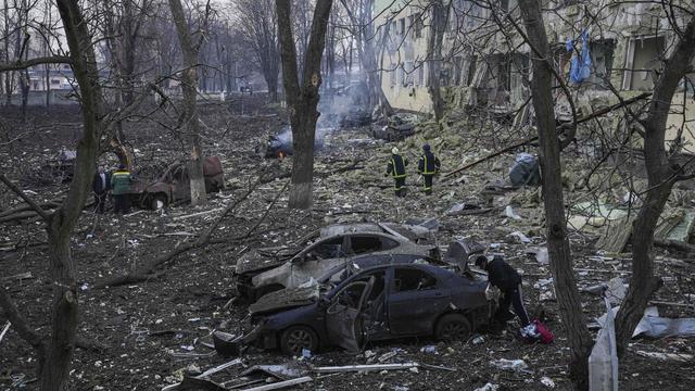 Serangan Udara Rusia Hancurkan Rumah Sakit Bersalin di Ukraina. (AP Photo/Evgeniy Maloletka)