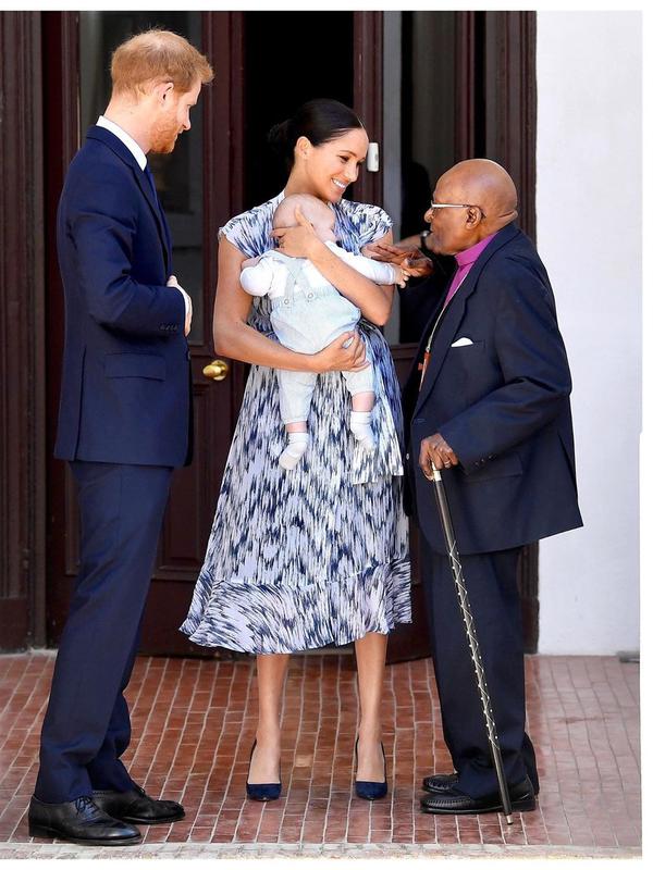 Pangeran Henry, Meghan Markle dan Archie Mountabatten-Windsor saat bertemu dengan Uskup Agung Desmund Tutu. (dok. instagram.com/sussexroyal/https://www.instagram.com/p/B21FUmYFgHb/Novi Thedora)