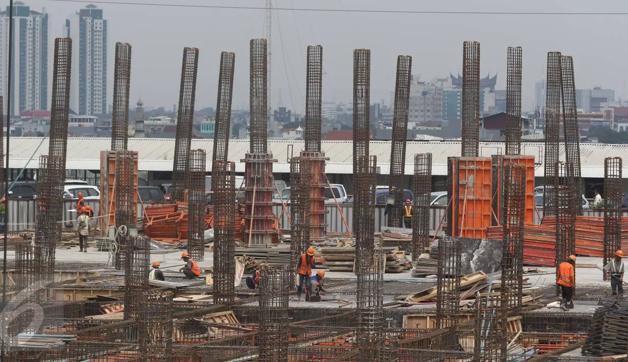 Pekerja menyelesaikan pembangunan kembali Blok III Pasar Senen, Jakarta, Senin (22/8). Pasar itu nantinya akan digunakan bagi para pedagang yang menjadi korban kebakaran hebat pada 25 April 2014 lalu. (Liputan6.com/Immanuel Antonius)