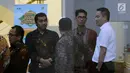 Anggota Komisi I DPR dari Fraksi Golkar, Fayakhun Andriadi (kanan) usai diperiksa di gedung KPK, Jakarta, Selasa (10/10). Fayakhun diperiksa sebagai saksi dalam kasus dugaan suap pengadaan satelit monitoring di Bakamla. (Liputan6.com/Helmi Fithriansyah)