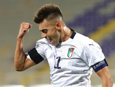Penyerang Italia, Stephan El Shaarawy, melakukan selebrasi usai mencetak gol ke gawang Moldova pada laga uji coba di Stadion Artemio Franchi, Kamis (9/10/2020). Italia menang dengan skor 6-0. (Marco Bucco/LaPresse via AP)