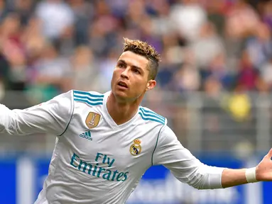 Selebrasi pemain Real Madrid, Cristiano Ronaldo usai mencetak gol ke gawang Eibar pada laga La Liga di Stadion Ipurua, Eibar. Sabtu (10/3). Real Madrid menang dengan skor 2-1. (ANDER GILLENEA/AFP)
