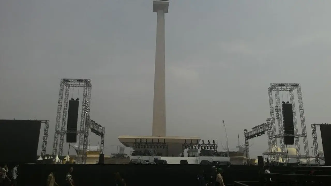 Panggung yang akan digunakan saat pesta rakyat dan kirab budaya usai pelantikan Jokowi.