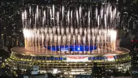 Kembang api menerangi langit di atas Stadion Olimpiade selama upacara penutupan Olimpiade Tokyo 2020, di Tokyo, pada 8 Agustus 2021. (AFP/Charly Triballeau)