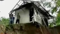 Retakan tanah memanjang di kedalaman 3 kilometer di [Garut](2639101 ""), Jawa Barat membuat rumah warga di Desa Sindang Sari, Kecamatan Cisompet hancur.