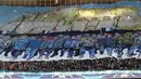 Cara fans Napoli mendukung timnya dengan membentangkan banner saat menjamu Real Madrid pada leg kedua babak 16 besar Liga Champions di San Paolo stadium, Naples (7/3/2017). Madrid menang 3-1. (Cesare Abbate/ANSA via AP)