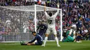 Gaya Cristiano Ronaldo saat gagal mencetak gol ke gawang Malaga pada lanjutan La Liga di Santiago Bernabeu stadium, Madrid, Sabtu (21/1/2017). Madrid menang 2-1. (AP/Francisco Seco)