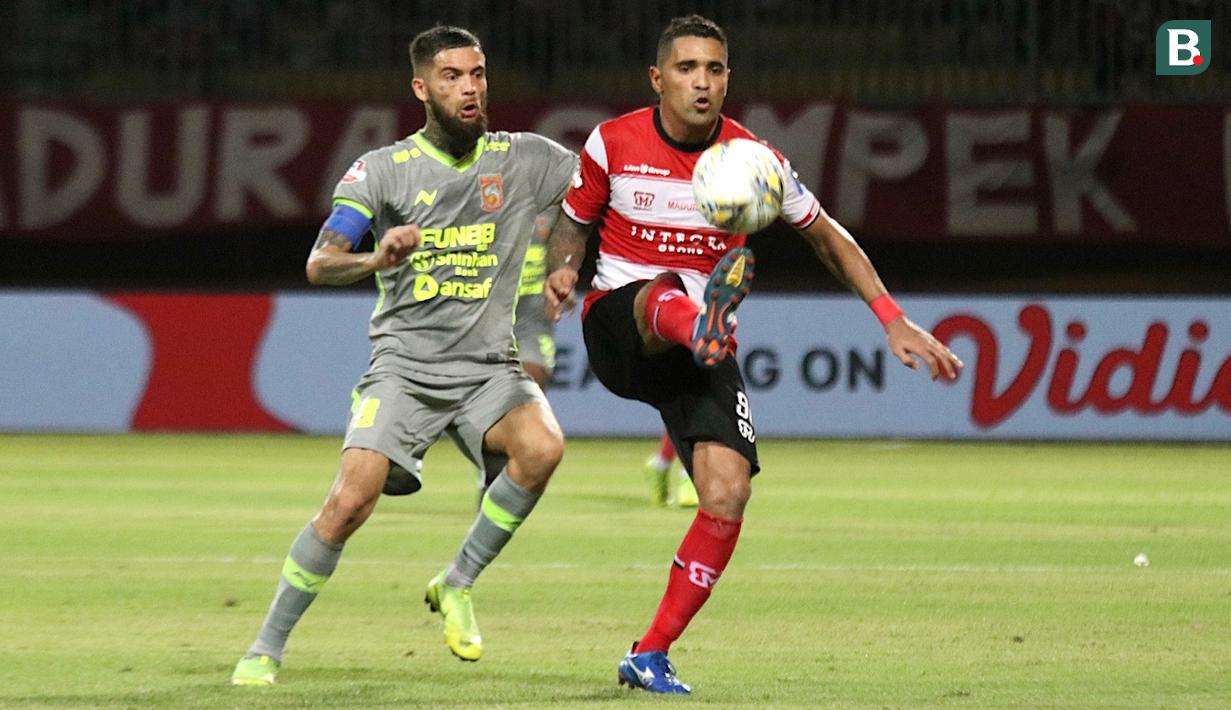 Aksi striker Madura United, Beto Goncalves, dalam laga melawan Borneo FC di Stadion Gelora Madura, Pamekasan, Selasa (28/5/2019). (Bola.com/Aditya Wany)
