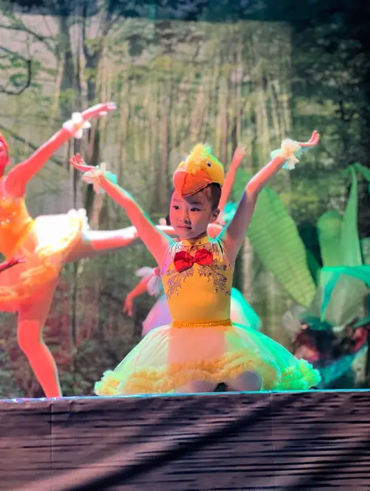 <p>Thalia terlihat begitu menikmati ketika tampil di atas panggung. Tak ayal, banyak netizen yang memuji penampilan dari Thalia. [Foto: instagram.com @thaliaputrionsu]</p>