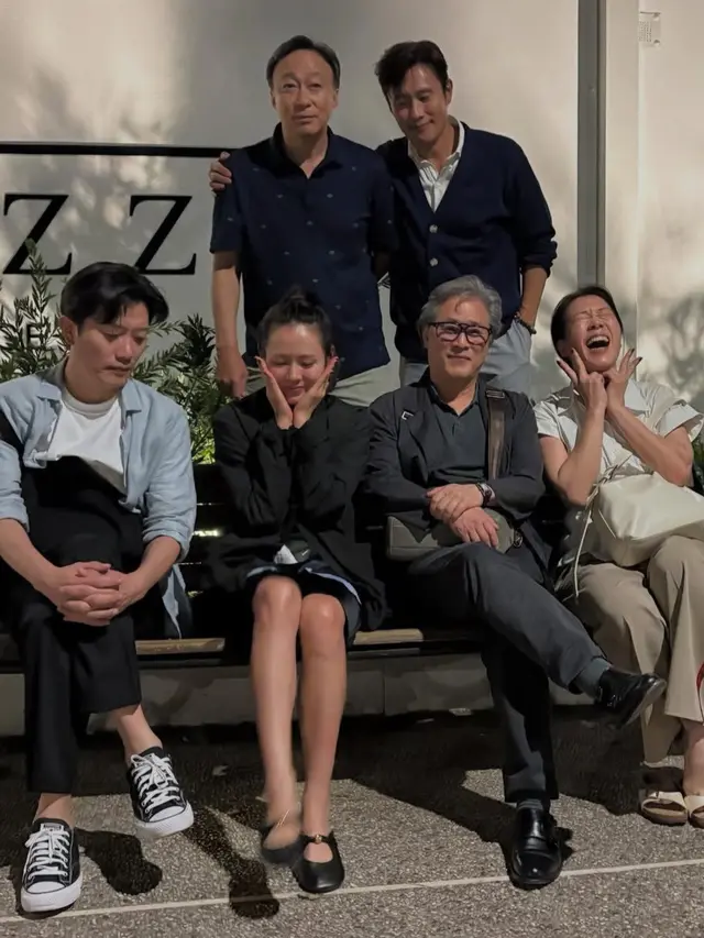 Gaya santai Son Ye Jin selama di Italy. [@yejinhand]