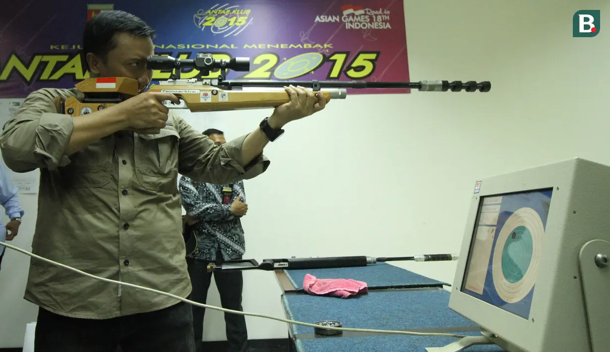 Kemenpora Imam Nahrawi saat menembak di Lapangan Tembak, Jakarta, Selasa (20/3/2018). Menpora mengunjungi beberapa Pelatnas untuk memastikan persiapan atlet jelang Asian Games 2018. (Bola.com/Asprilla Dwi Adha)