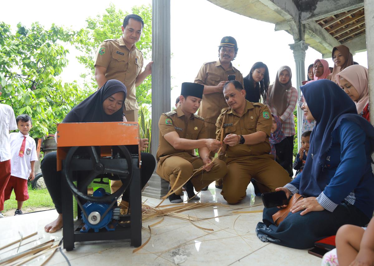 Bupati Trenggalek Mochamad Nur Arifin Serahkan Bantuan Mesin Pembelah Bambu