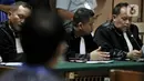 Jaksa Penuntut Umum (JPU) membacakan dakwaan pada sidang perdana kasus penyiraman Novel Baswedan di Pengadilan Negeri Jakarta Utara, Kamis (19/3/2020). Dua terdakwa, yakni Ronny Bugis dan Rahmat Kadir Mahulete menjalani sidang dengan agenda pembacaan dakwaan oleh JPU. (merdeka.com/Iqbal Nugroho)