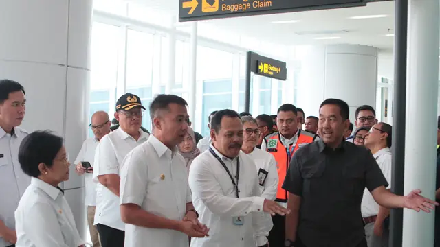 Pj Gubernur Jawa Barat Bey Machmudin bersama Dirjen Perhubungan Udara Kemenhub Maria Kristi meninjau Bandara Kertajati, Selasa (10/10/2023). (Dok AP II)