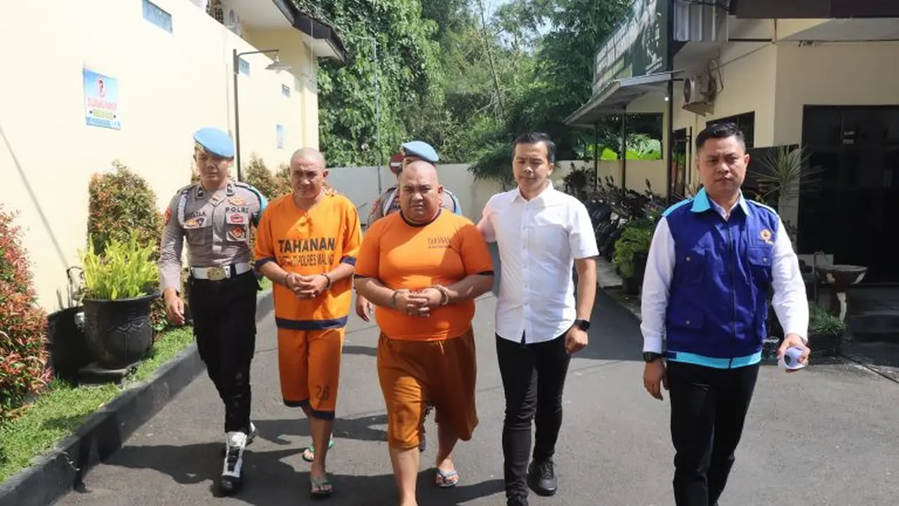Dua tersangka pungli KTP dan KK diamankan di Mapolres Malang. (Foto: Humas Polri)