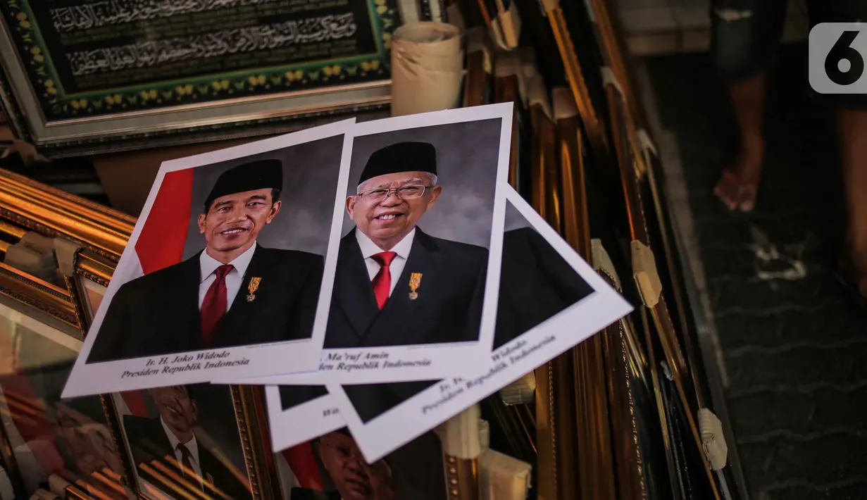 Poster Presiden Joko Widodo dan Wakil Presiden terpilih Ma'ruf Amin yang dijualnya di Pasar Baru, Jakarta, Rabu (16/10/2019). Menjelang pelantikan presiden, foto pasangan Jokowi-Ma'ruf Amin mulaih dijual ke pasar umum. (Liputan6.com/Faizal Fanani)