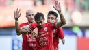 <p>Pemain Persija Jakarta, Hansamu Yama Pranata (tengah) bersama rekannya merayakan gol kedua timnya ke gawang Barito Putera pada laga lanjutan BRI Liga 1 2022/2023 di Stadion Patriot Candrabhaga, Bekasi, Rabu (22/02/2023). (Bola.com/Bagaskara Lazuardi)</p>