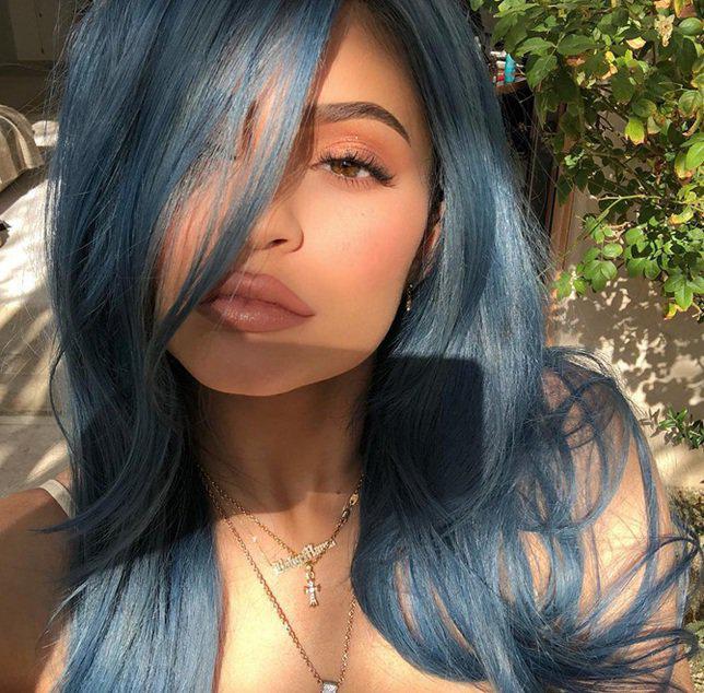 Tampil beda dengan rambut warna blue denim./Copyright instagram.com/kyliejenner