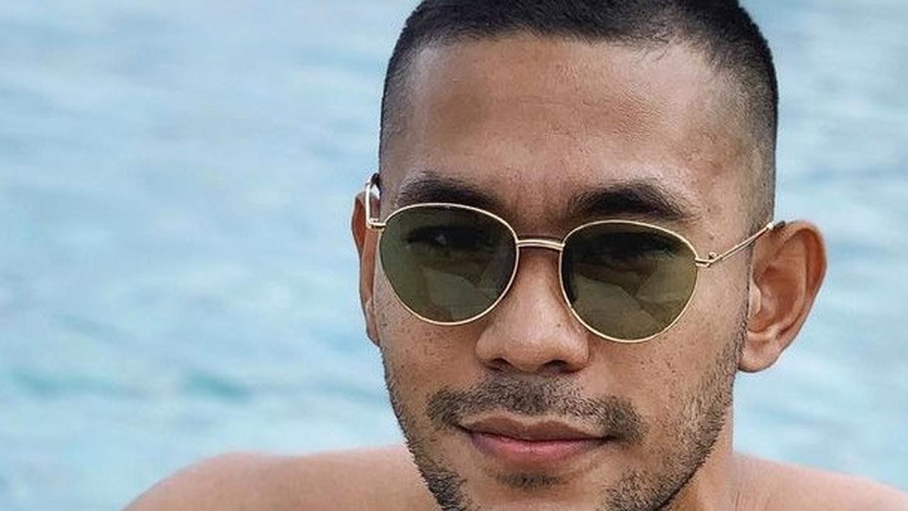 Diego juga menikmati waktunya dengan berenang. Terlihat Diego tampil kece dengan mengenakan kacamata saat berenang.