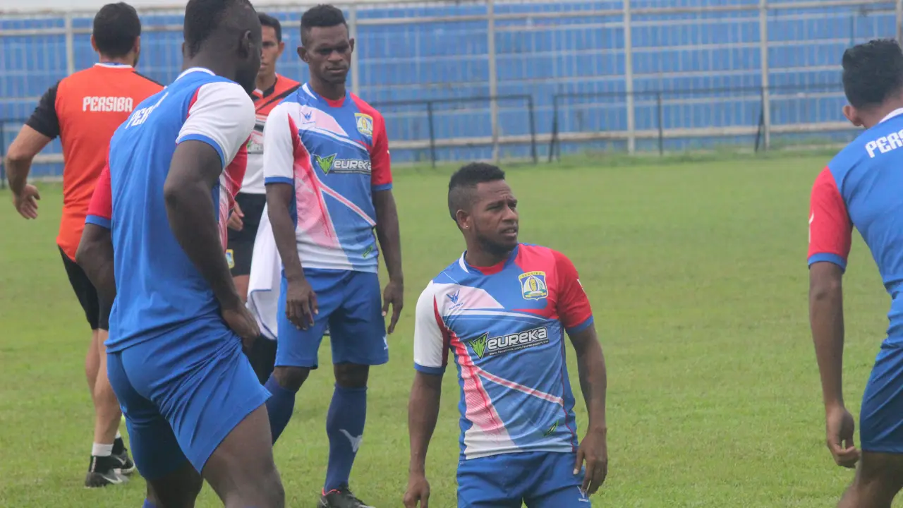 Persiba Balikpapan sedang berlatih di Stadion Parikesit (Liputan6.com / Abelda Gunawan)