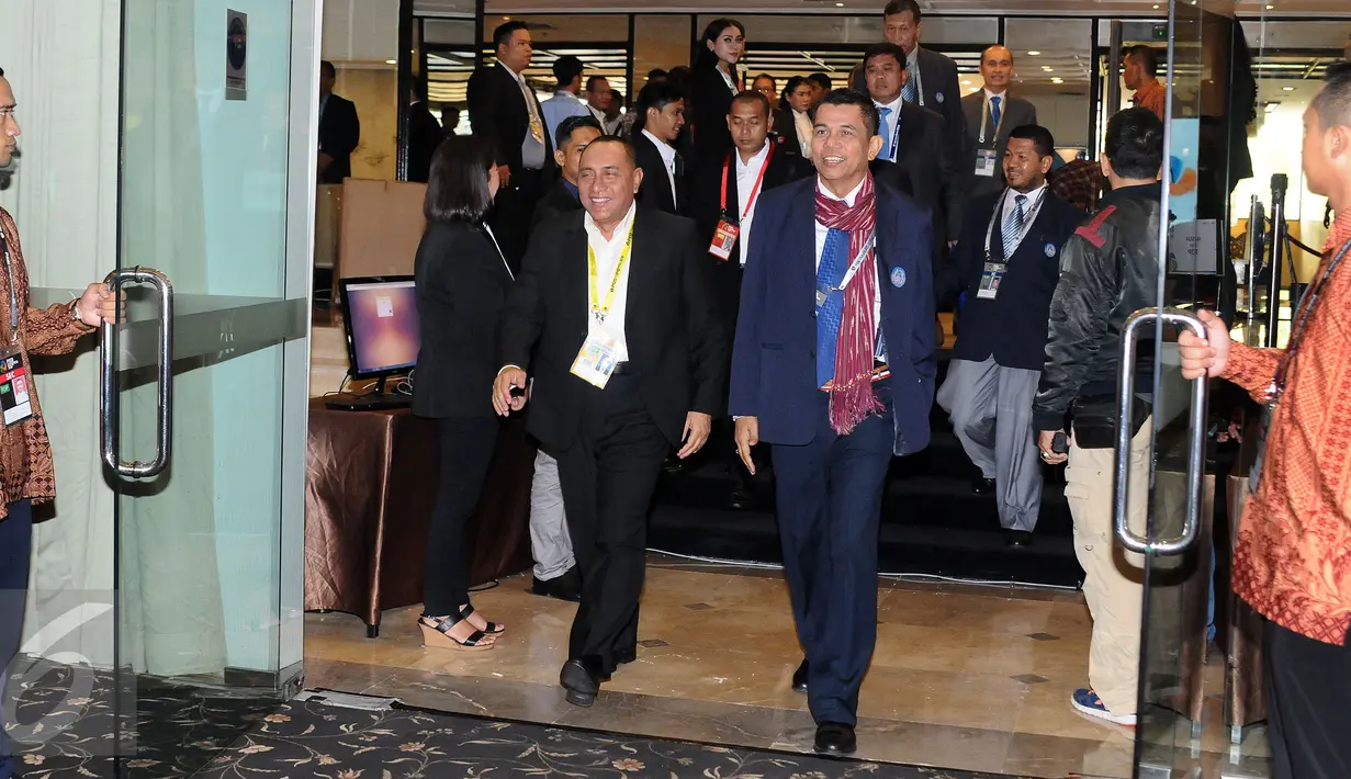 Plt Ketua Umum PSSI, Hinca Panjaitan (kanan) bersama caketum PSSI Letjen TNI, Edy Rahmayadi bersiap memasuki ruang Kongres di Jakarta, Kamis (10/11). Kongres untuk memilih Ketua dan Wakil Ketua PSSI periode 2016-2020. (Liputan6.com/Helmi Fithriansyah)
