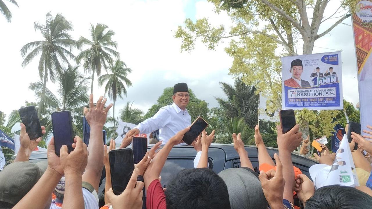 Saat hendak sampai di jalan menuju Istana Raja Najungal Tapanuli Selatan, nampak kampanye akbar itu dipadati massa pendukung yang tumpah ruah di jalan menyambut Anies.<br>