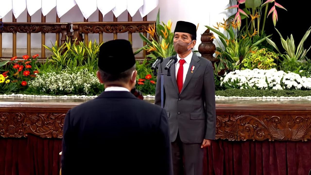 Presiden Jokowi melantik Hadi Tjahjanto dan Zulkifli Hasan sebagai menteri. Juga tiga tokoh lainnya menjadi wakil menteri, Rabu (15/6/2022). (Youtube Sekretariat Presiden)