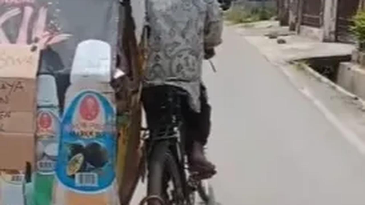"Ga sengaja ketemu kakek becak dayung dengan becaknya yang ditulis "BUTUH SEWA UNTUK BIAYA MAKAN"," tulisnya.