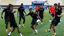 Para pemain Manchester United saat mengikuti sesi latihan di Philip II Arena di Skopje, Macedonia, (7 /8). MU akan bertanding melawan Real Madrid pada final Piala UEFA Super Cup 2017. (AP Photo / Boris Grdanoski)