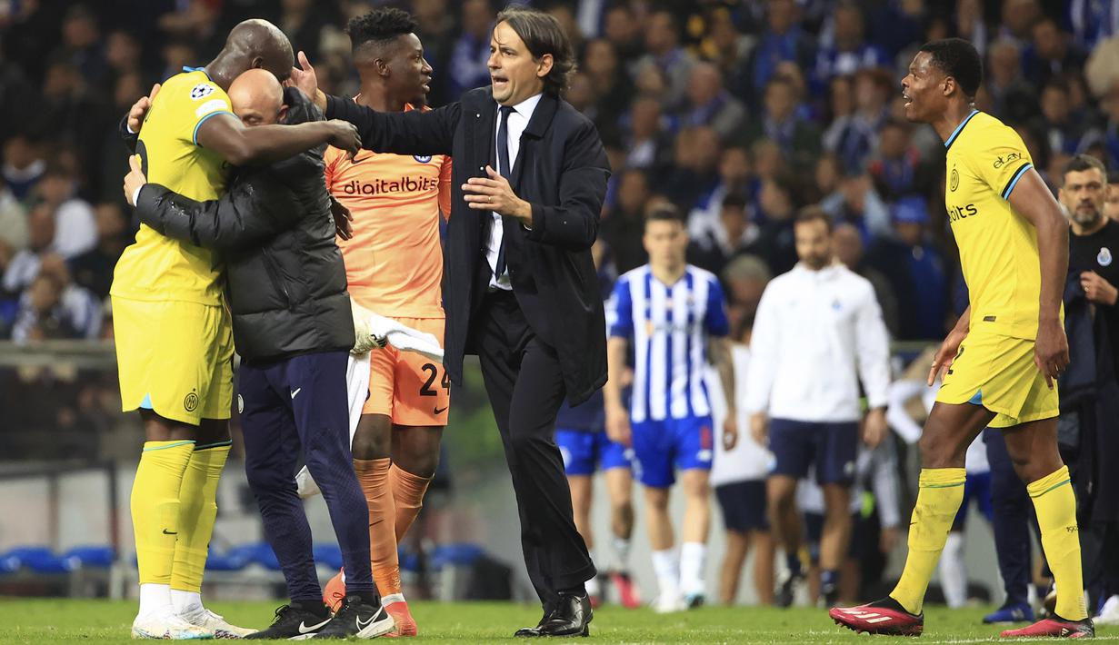 Para pemain Inter Milan merayakan keberhasilan lolos ke perempat final setelah bermain imbang dengan FC Porto pada leg kedua babak 16 besar Liga Champions di Estadio Do Dragao, Rabu (15/03/2023). (AP Photo/Luis Vieira)