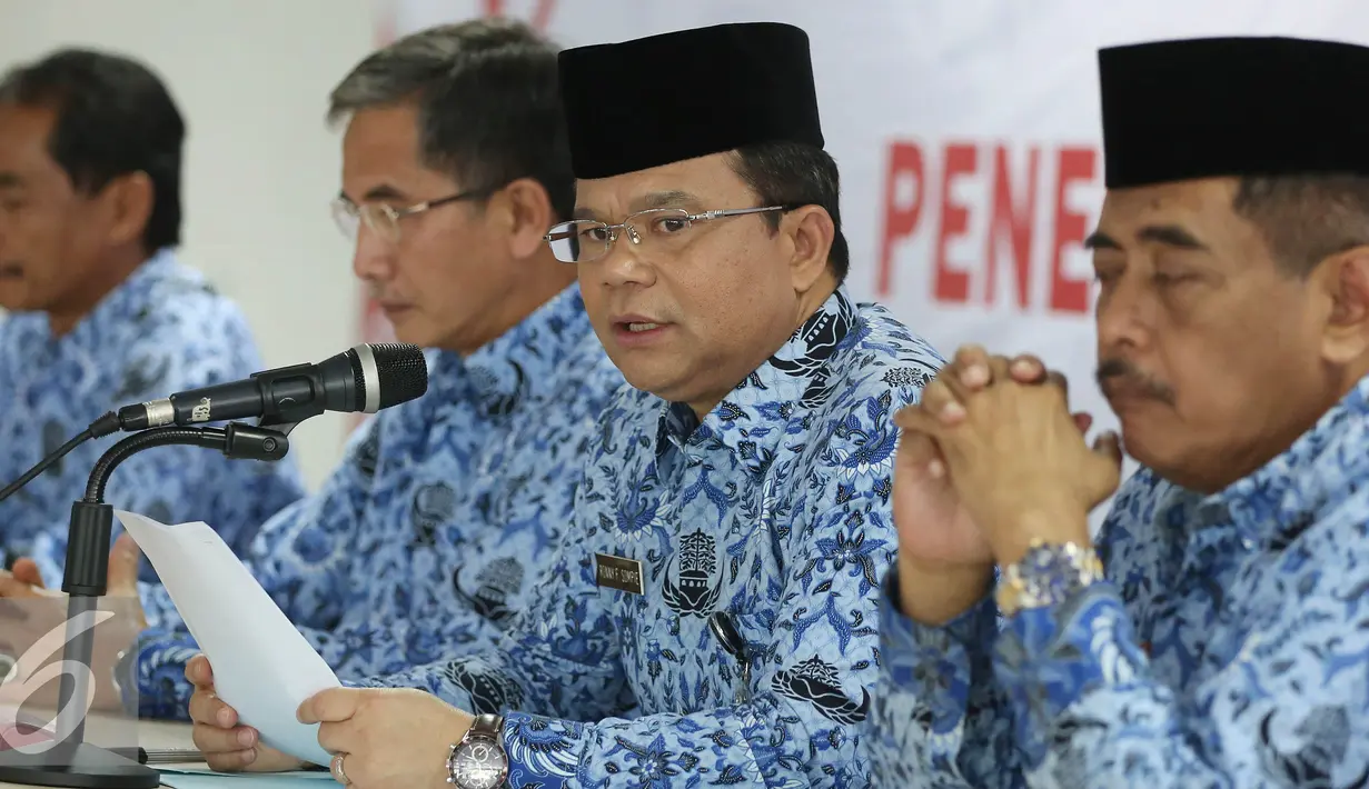Ronny Sompie memberikan keterang pers terkait Imigran di Kementerian Hukum dan Ham, Jakarta, Jumat (28/10). Dalam keterangan persnya menteri Hukum dan HAM menjaring 2698 Imigran gelap selama bulan Oktober di Indonesia. (Liputan6.com/JohanTallo)