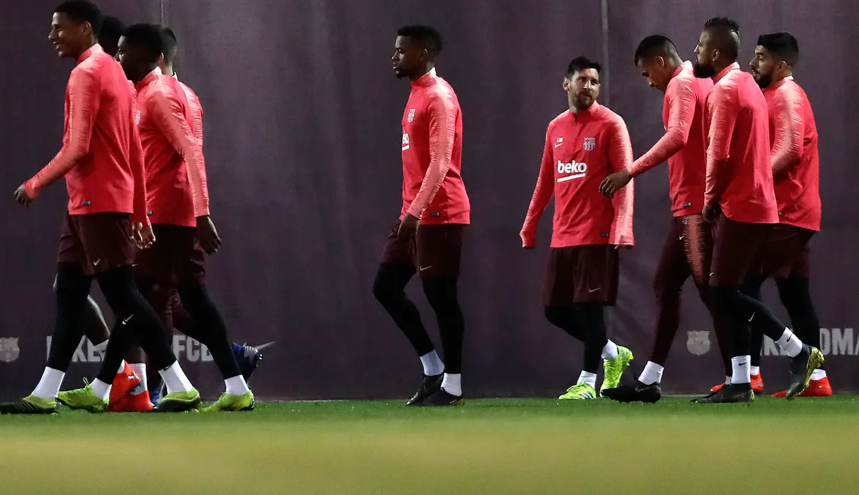 Penyerang Barcelona, Lionel Messi bersama rekan-rekannya bersiap mengikuti sesi latihan di Sports Center FC Barcelona Joan Gamper, Spanyol (12/3). Pada leg pertama Barcelona bermain imbang 0-0 di Markas Lyon. (AP Photo/Manu Fernandez)