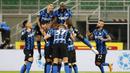 Para pemain Inter Milan merayakan gol yang dicetak oleh Christian Eriksen ke gawang AC Milan pada laga perempat final Coppa Italia di Giuseppe Meazza, Selasa (26/1/2021). Inter Milan menang dengan skor 2-1. (AP/Antonio Calanni)