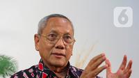 Mantan Direktur Penyakit Menular WHO South-East Asia Regional Office (SEARO), Profesor Tjandra Yoga Aditama saat wawancara khusus dengan Liputan6.com di Jakarta, Rabu (8/1/2025). (Liputan6.com/Angga Yuniar)