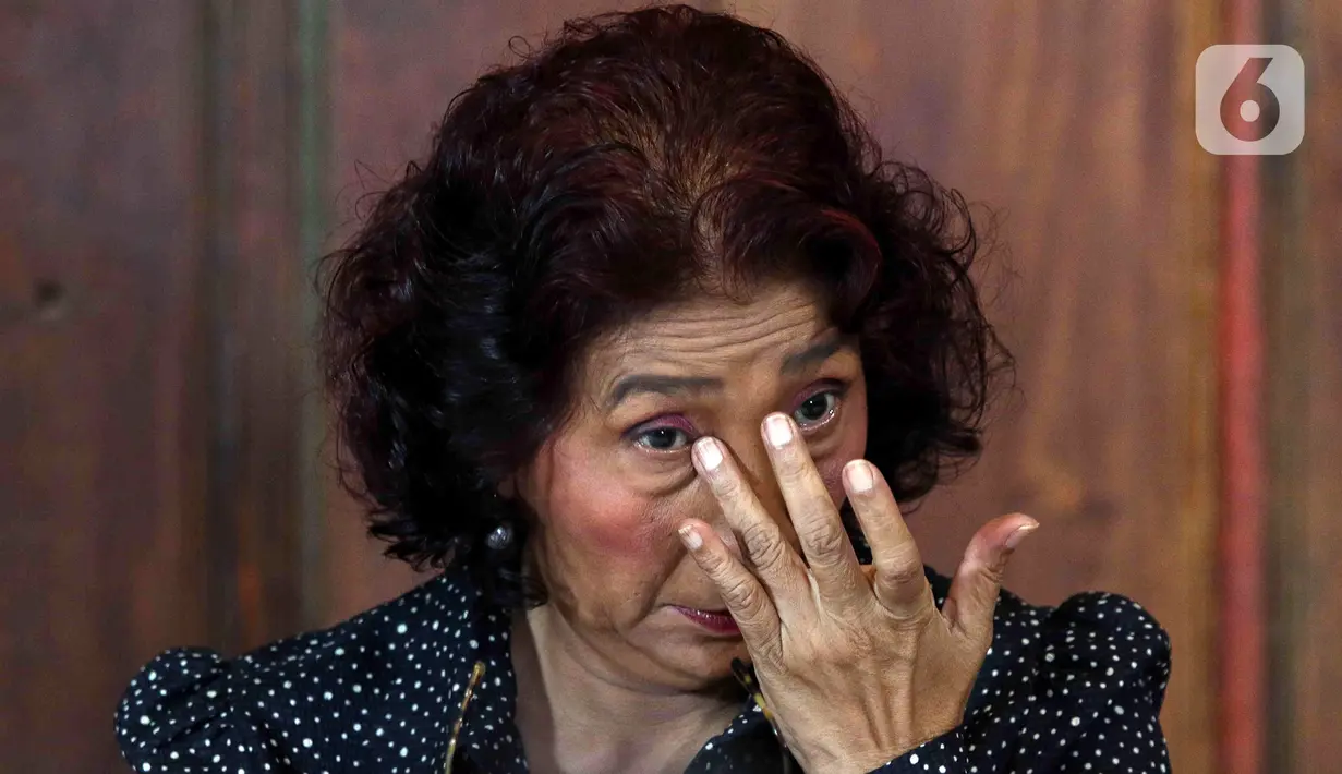 Pemilik Susi Air Susi Pudjiastuti menyampaikan keterangan terkait pembakaran pesawat dan penyanderaan Pilot Capt Philip Mark Mehrtens di Jakarta, Rabu (1/3/2023). Susi Pudjiastuti meminta maaf atas kejadian pembakaran dan penyanderaan pilot Susi Air yang berdampak kepada terhentinya 40 persen operasional penerbangan di Papua dan berharap kelompok penyanderaan bisa membebaskan pilot tersebut. (Liputan6.com/Herman Zakharia)