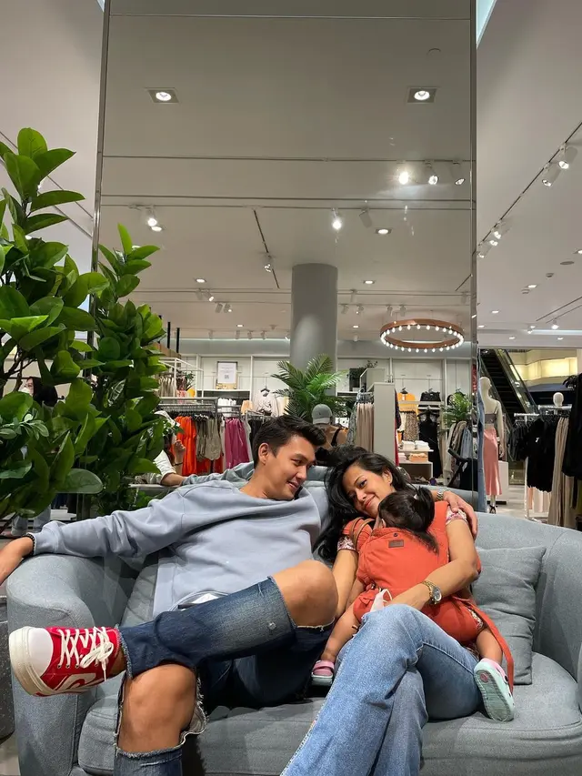 6 Potret Dirly Eks Suami Celine Evangelista Bareng Istri, Sudah Punya Dua Anak